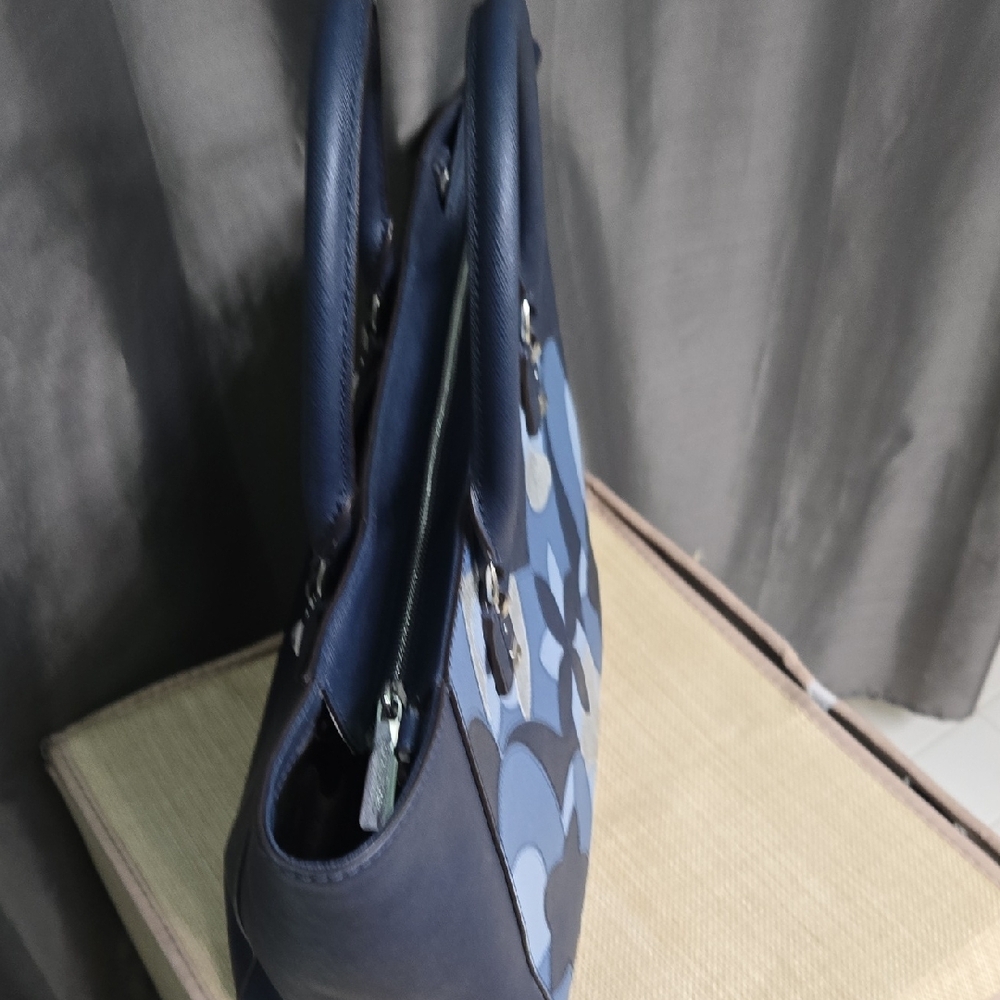 Michael Kors Blue  Patterned Tote EUC - Picture 11 of 16
